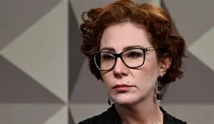 Carla Zambelli permanece detida na Itália enquanto juiz adia decisão sobre liberdade