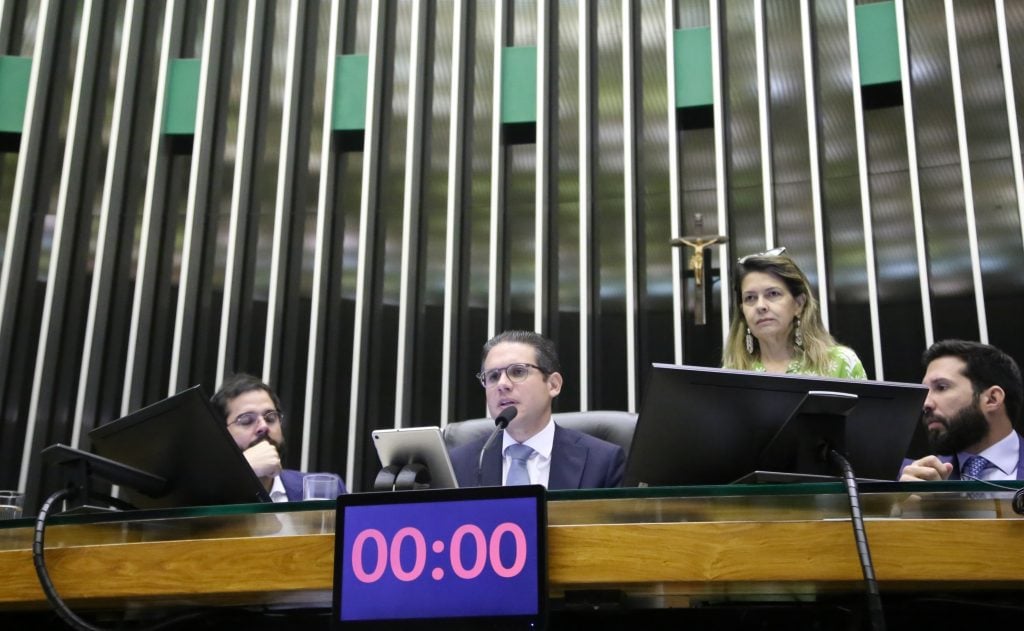 Cadeiras dançam em Brasília: Câmara confirma decisão do STF e tira sete deputados do jogo