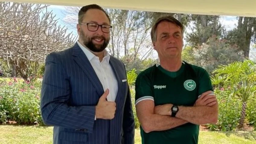 Conselheiro de Trump demonstra apoio a Bolsonaro e pede sua liberdade
