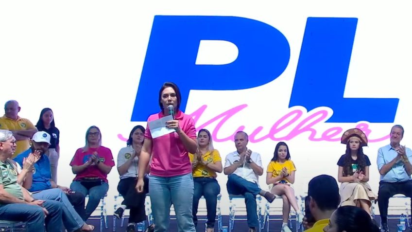 Michelle Bolsonaro critica Lula: “Ofereceu jabuticaba a Trump e agora colhe abacaxis”