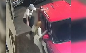 Ex-namorado agride brutalmente mulher em plena rua: violência covarde reacende alerta contra feminicídio