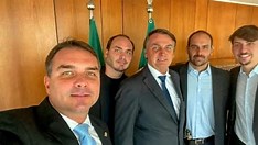 Filhos de Bolsonaro atacam decisão de Moraes e chamam monitoramento de “humilhação”