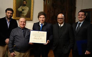 Milei, o “salvador” da economia argentina, recebe prêmio entre aplausos e controvérsias