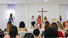 Janja enfrenta resistência em culto evangélico na Bahia