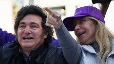 Milei é atacado em carreata e precisa deixar o local às pressas em Buenos Aires