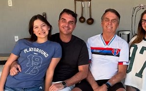 Flávio Bolsonaro diz que pai vive “prisão domiciliar” e exibe tornozeleira eletrônica