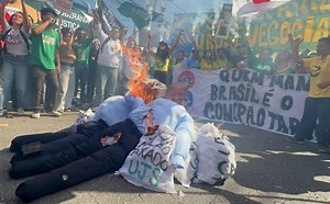 🔥 Protesto em SP queima bonecos de Trump e Bolsonaro diante do consulado dos EUA