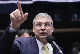 Partido Novo acusa líder do PT de usar o STF para proteger Alexandre de Moraes e pede multa