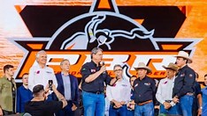 Tarcísio ergue Bolsonaro em Barretos e fala em “grande injustiça”