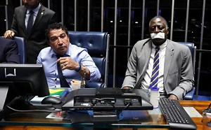 Oposição bloqueia plenário do Senado e evento da ONU é forçado a mudar de lugar