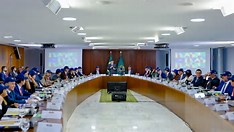 Lula transforma reunião ministerial em ato político e dispara contra Trump e Eduardo Bolsonaro