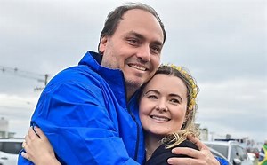 Júlia Zanatta abre tapete vermelho para Carlos Bolsonaro em SC — mas disputa pelo Senado promete jogo duro