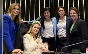 Deputada da oposição leva bebê no colo para ocupação do plenário da Câmara