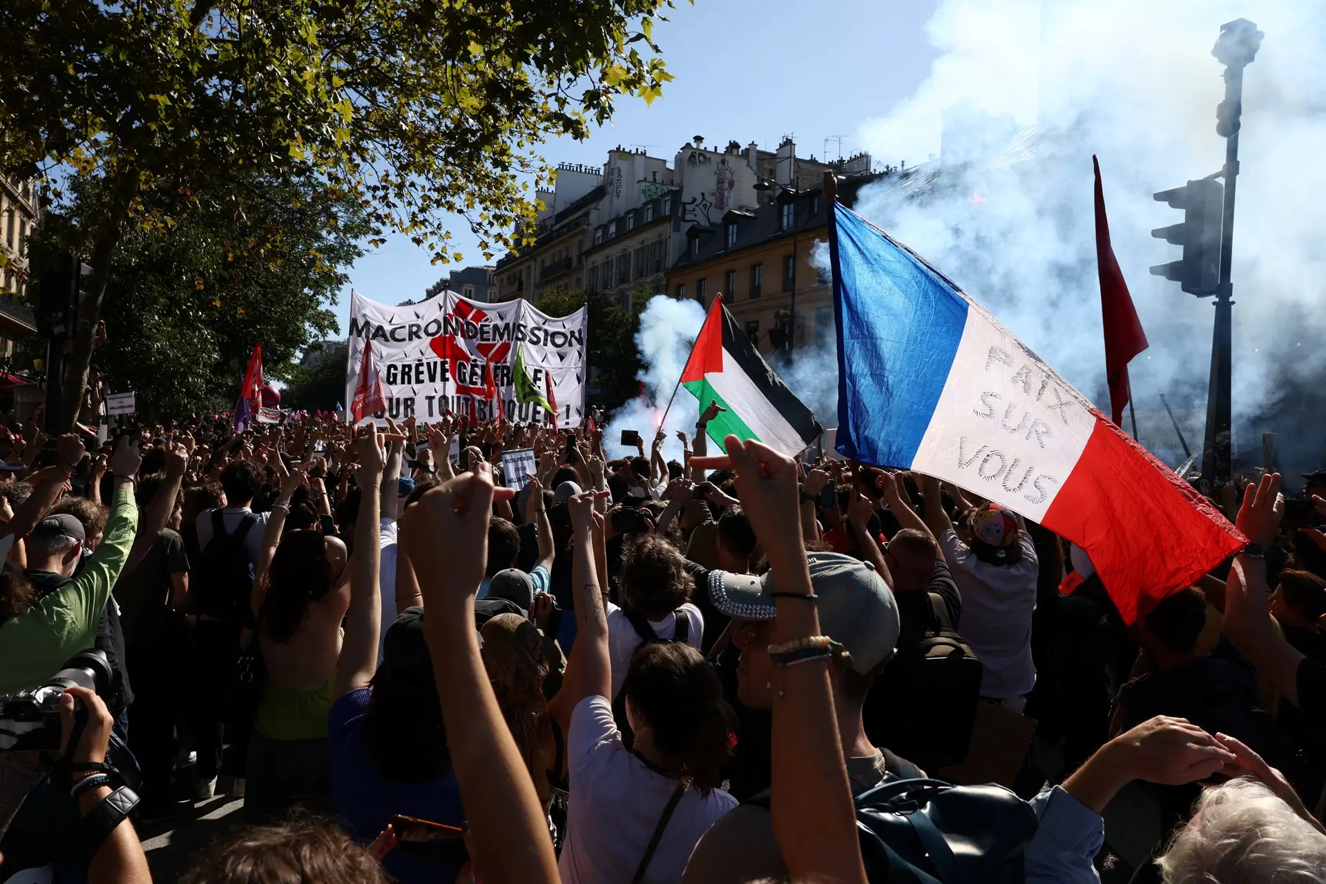 França em pé de guerra: cortes no orçamento provocam revolta nas ruas