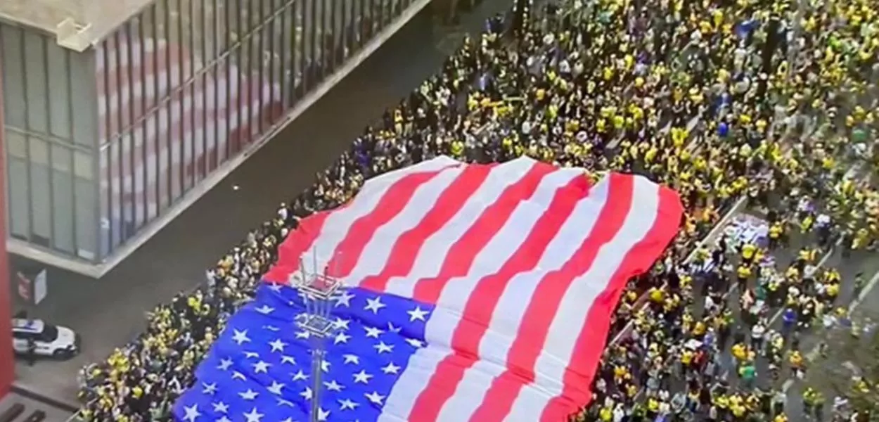 Paulista em vermelho, azul e verde-amarelo