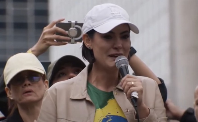 Michelle chora em ato e diz viver sob perseguição: “Nem orar em casa eu posso mais”