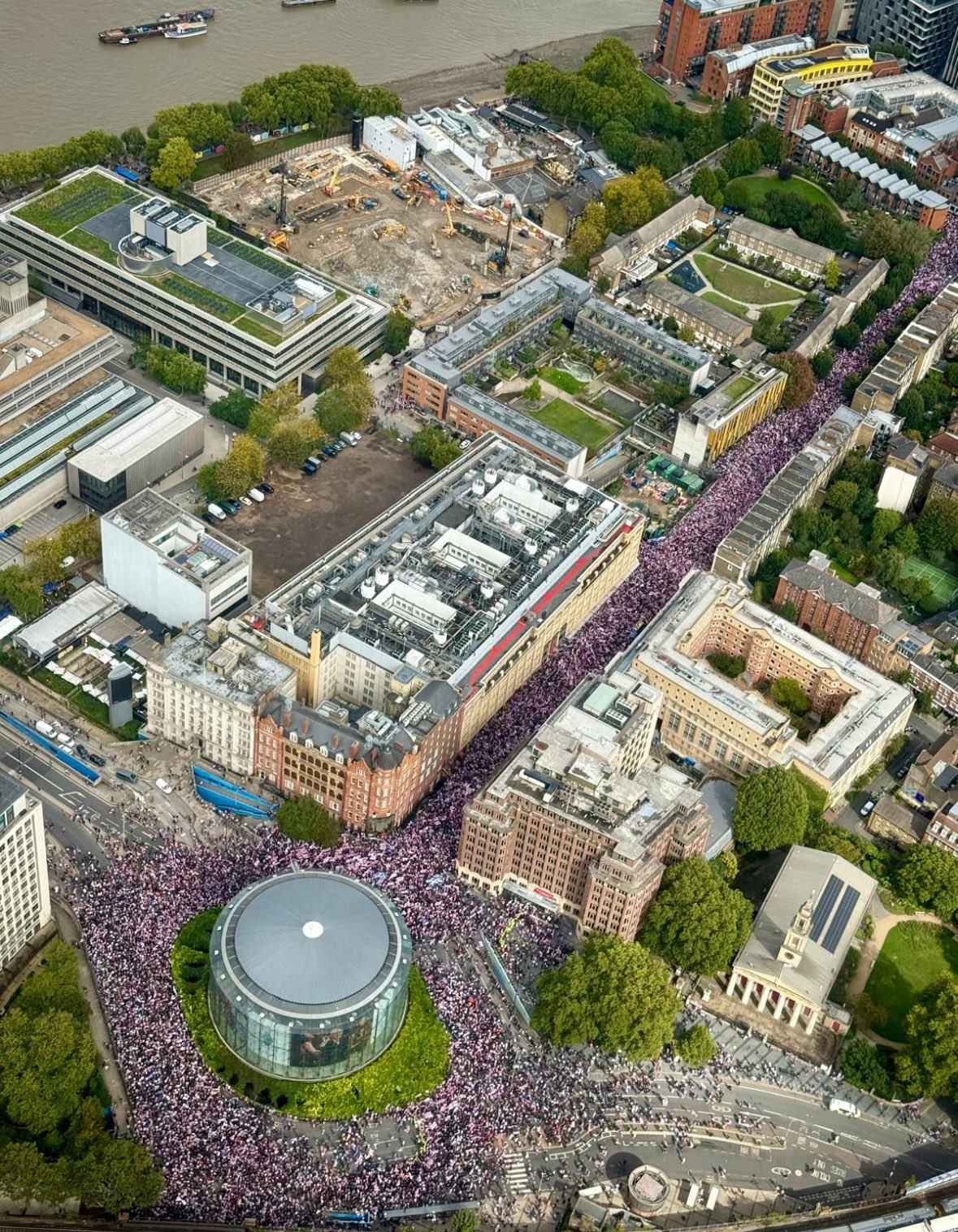 Londres tomada por marchas: homenagem a Charlie Kirk e disputa pela liberdade de expressão