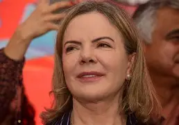 Gleisi acusa família Bolsonaro de “conspiração” após sanção dos EUA contra esposa de Moraes