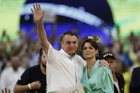 Michelle reconhece deslizes de Bolsonaro, mas defende sua honestidade