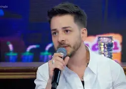 Junior Lima responde com ironia às críticas por fala política em show