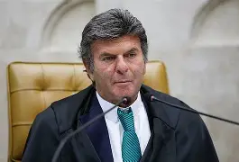 Fux perde a paciência com apartes de Dino, bate de frente com Moraes e deixa plenário três vezes