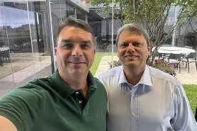 Flávio Bolsonaro exalta Tarcísio e reforça lealdade a Jair como candidato