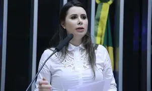 Caroline De Toni abre mão de liderança para blindar mandato de Eduardo Bolsonaro