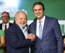 Lula brinca sobre habilidade política de Camilo Santana e elogia ousadia do ministro