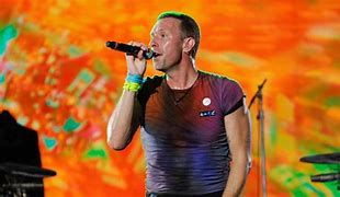 Chris Martin pede ao público que envie amor à família de Charlie Kirk