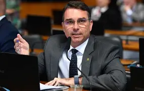 Flávio Bolsonaro pede prisão domiciliar para Zambelli na Itália