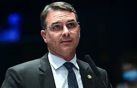 Flávio Bolsonaro se aproxima de Tarcísio para tratar de anistia