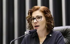 Presa na Itália, Zambelli participa de sessão na Câmara e afirma esperar liberdade em breve