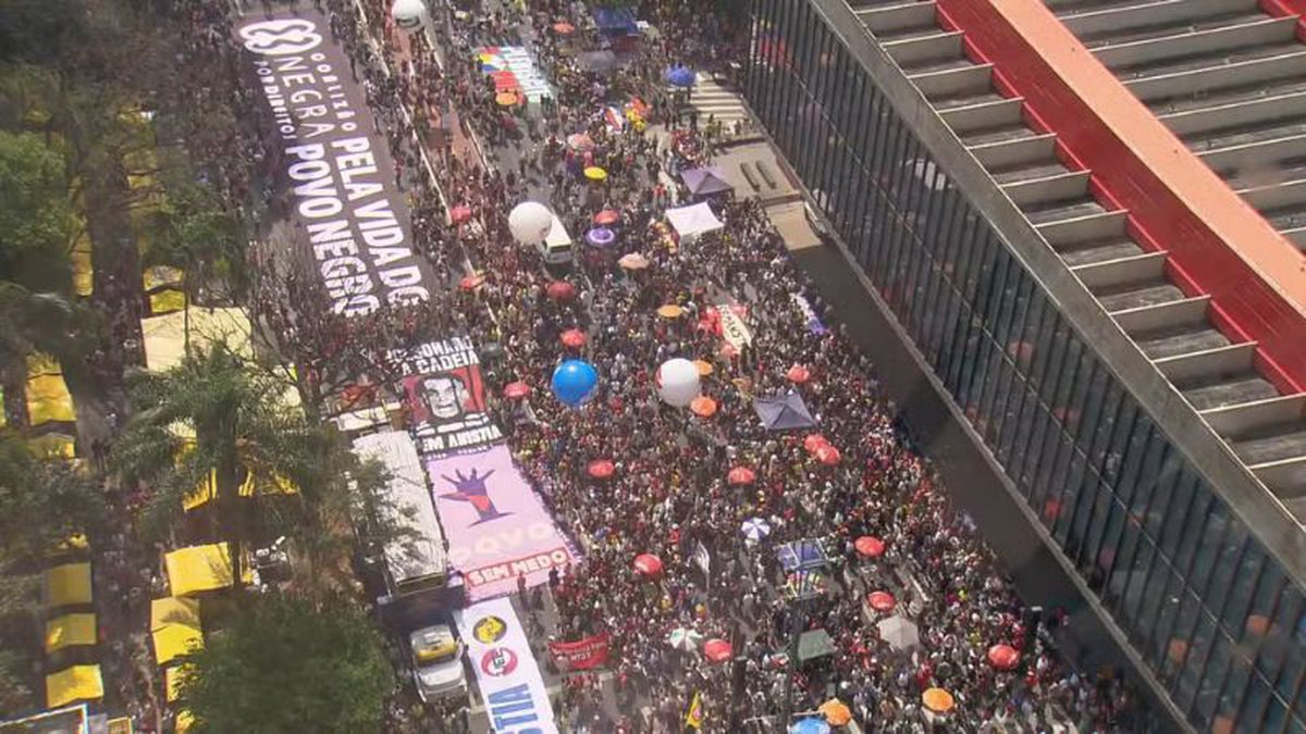 Paulista vira palco de protestos com cartazes e bandeiras… e especialistas da USP confirmam: foi tudo gente