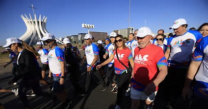 Lula troca motociata por caminhada e dispara contra Bolsonaro