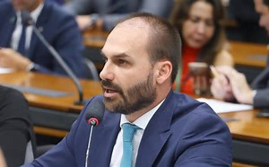 Eduardo Bolsonaro assume liderança da minoria e evita risco de perder mandato