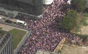 Extrema direita leva mais de 100 mil às ruas em Londres e confronto termina em prisões