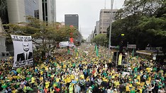 Multidão na Paulista pede anistia e volta a atacar Moraes em ato pró-Bolsonaro