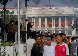 Fúria nas ruas do Nepal: manifestantes incendeiam casa de ex-premiê com esposa dentro