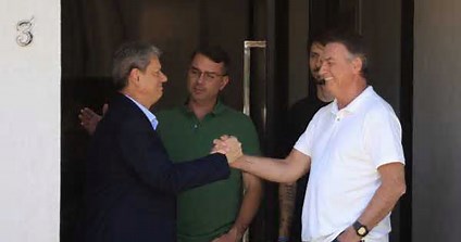 Tarcísio visita Bolsonaro, defende anistia e fala em frente unida da direita para 2026