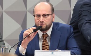 Advogado alvo da PF comparece à CPI do INSS, mas se cala diante dos parlamentares