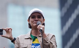 Michelle Bolsonaro se pronuncia após condenação e diz que ex-presidente “já fez história”