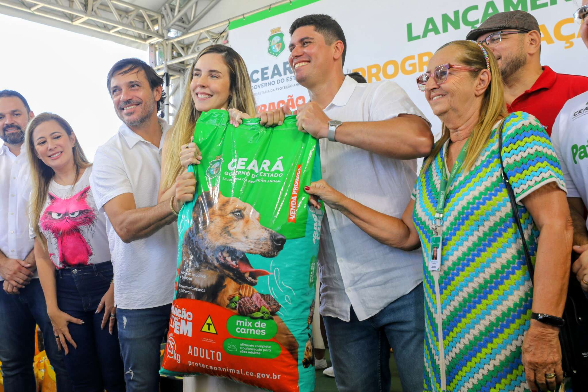 🐾 Ração do Bem: Governo do Ceará finalmente lembra dos bichinhos enquanto a violência explode nas ruas