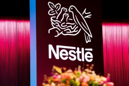 💔 Nestlé corta empregos e investidores batem palmas: 16 mil na rua, ações nas alturas