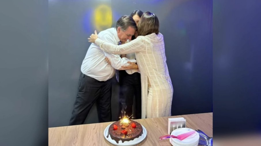 “Um aniversário em silêncio: Michelle lamenta prisão de Bolsonaro ao celebrar 15 anos de Laura”