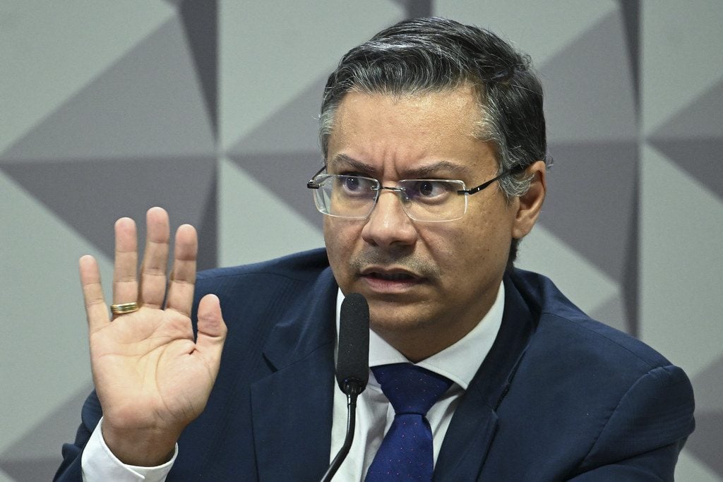 Ex-procurador do INSS opta pelo silêncio e evita perguntas na CPMI