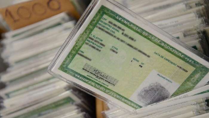 Xerox no lugar de gente: aposentados enganados na “fábrica de biometria” do INSS