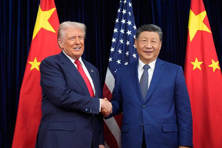 Trump e Xi Jinping apertam mãos e selam acordo estratégico sobre comércio e terras raras
