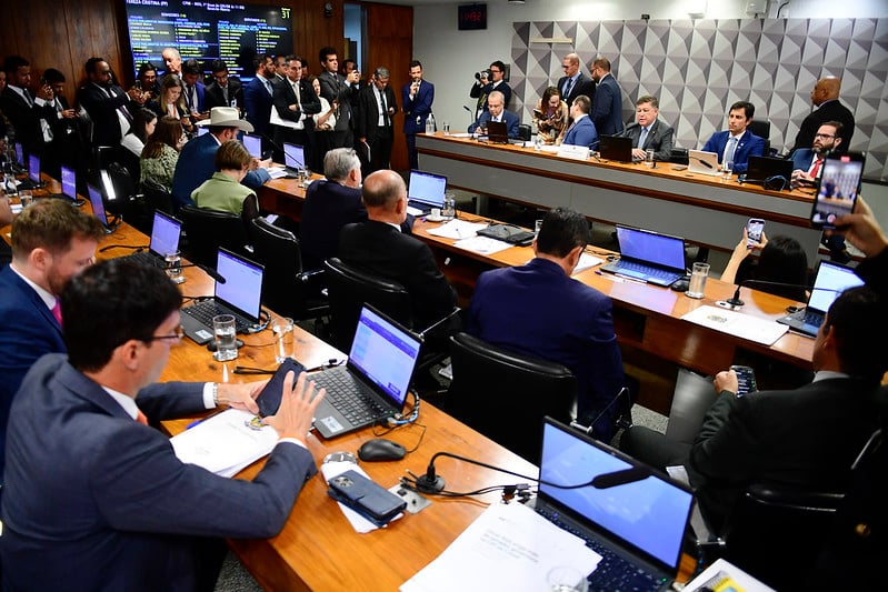 CPMI do INSS investiga suspeita de desvio bilionário em descontos a aposentados