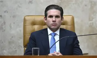 Hugo Motta quer acelerar projeto que proíbe cobrança por mala de mão