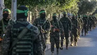 🔥 Gaza em Ruínas: Hamas impõe controle com execuções públicas e confronto entre facções após retirada de Israel